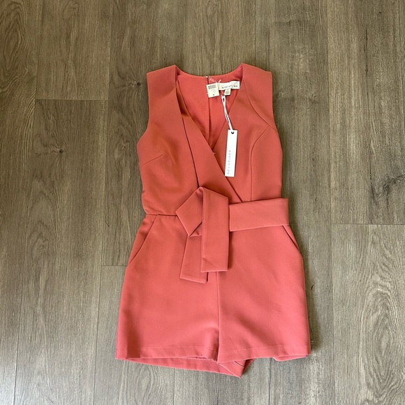 Cute and classy romper - Picture 2 of 6